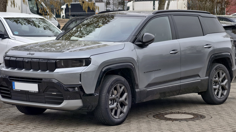 Jeep Compass 2026 выставлен на стоянке