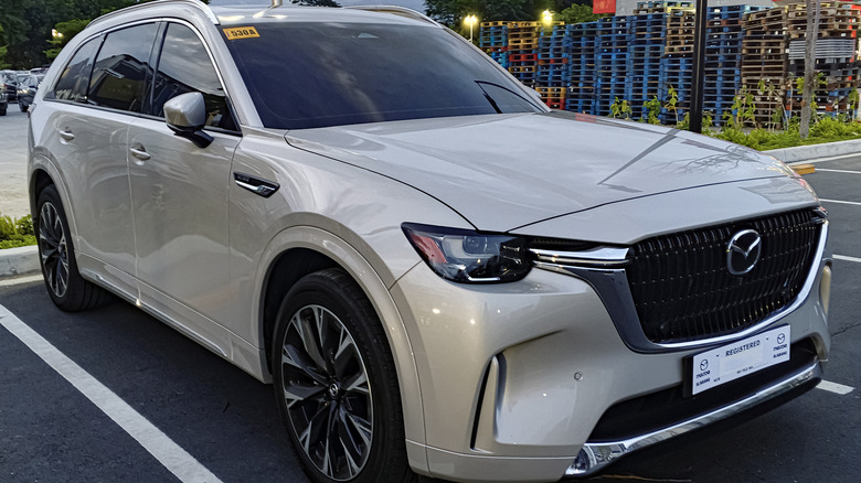 Mazda CX-90 припаркована на стоянке продавца