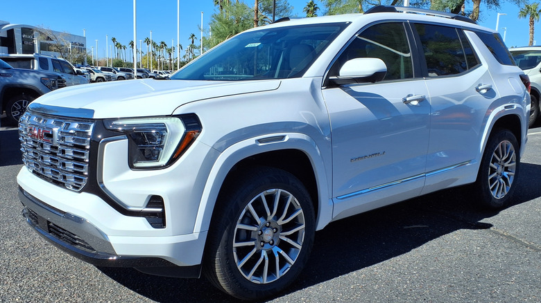 GMC Terrain на автомобильной стоянке