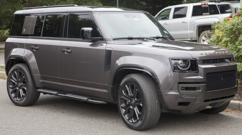 Land Rover Defender припарковался на обочине