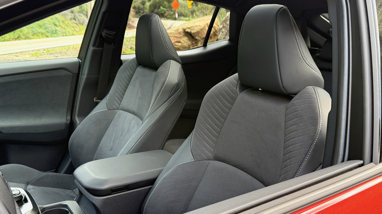 Передние сиденья Toyota C-HR 2026 года.