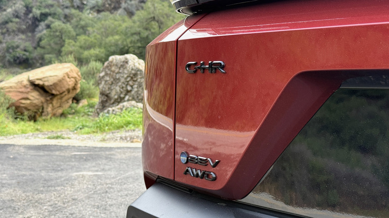 Задняя эмблема Toyota C-HR 2026 года