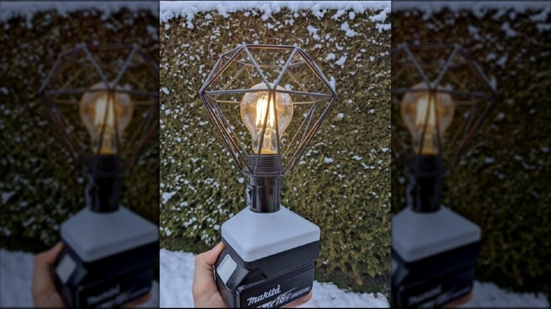 Аккумулятор Makita на 18 В с прикрепленным адаптером для лампы.