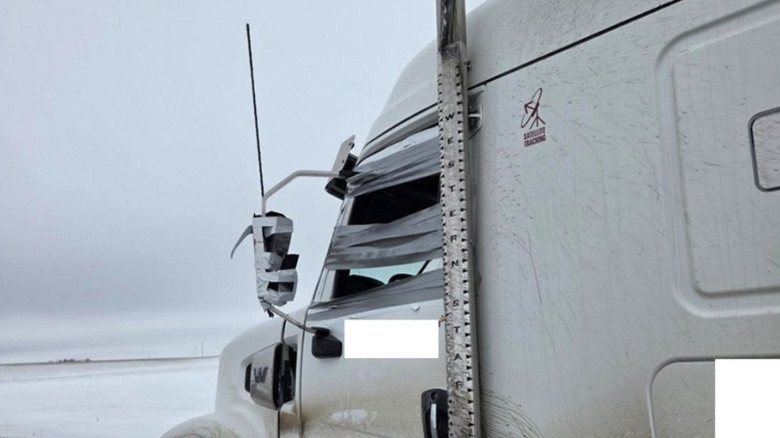 Заклеенный скотчем грузовик остановила полиция