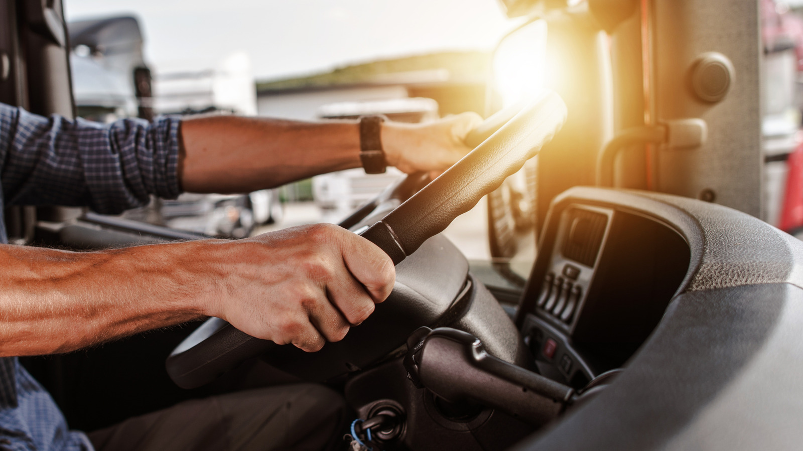 Водитель грузовика быстро обнаруживает, что заклеенные скотчем зеркала и окна не соответствуют нормам