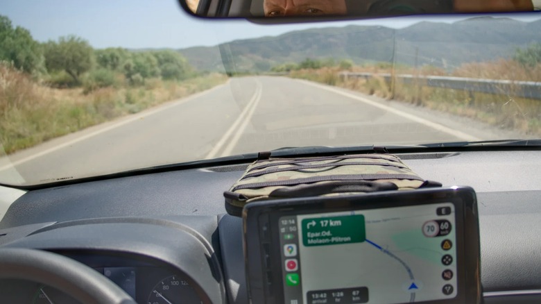 4ROAM Starlink Mini Adventure Bag на приборной панели автомобиля во время езды