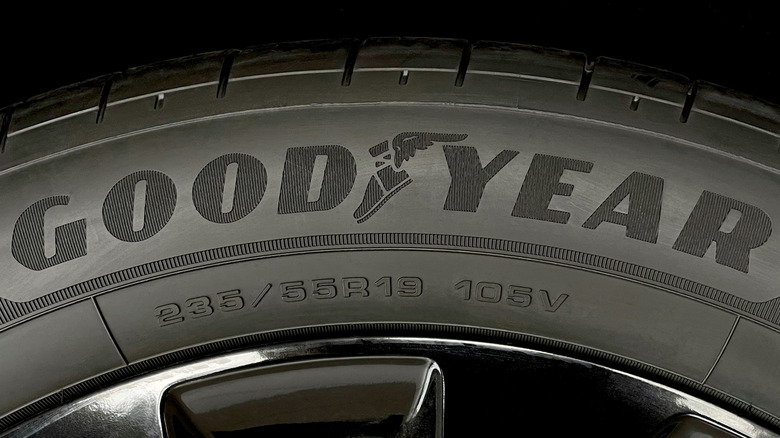 крупный план названия бренда Goodyear на шине