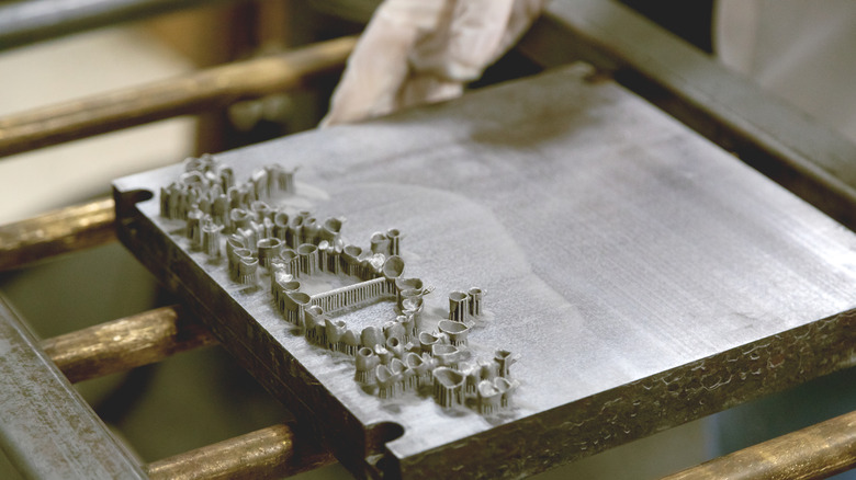 Детали протеза, только что распечатанные на 3D-принтере из порошкового металла