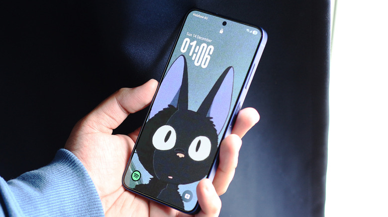 Человек, держащий Galaxy S25