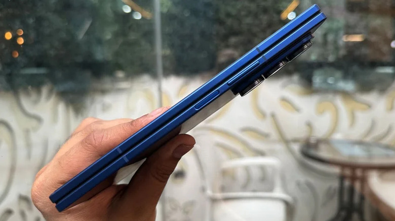 Человек с Galaxy Z Fold 7