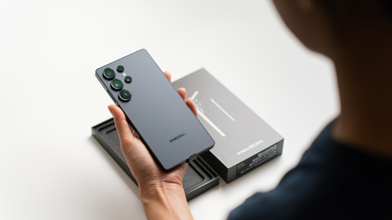 Человек, распаковывающий Galaxy S25 Ultra