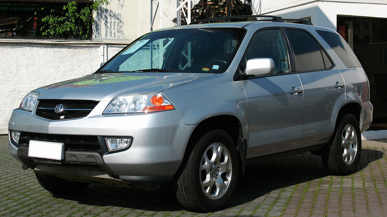 Серебристый Acura MDX 2003 года, вид спереди 3/4