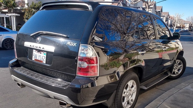 Acura MDX 2005 года, вид сзади в три четверти