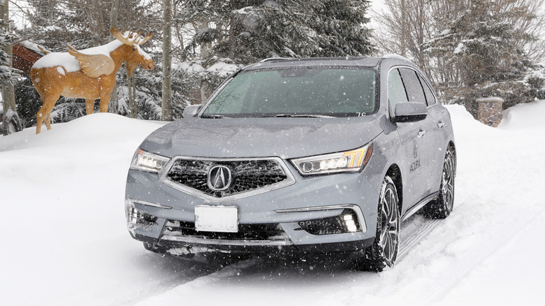 серебристая Acura Mdx 2017 года в снегу