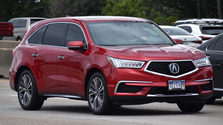 красная Acura MDX на дороге