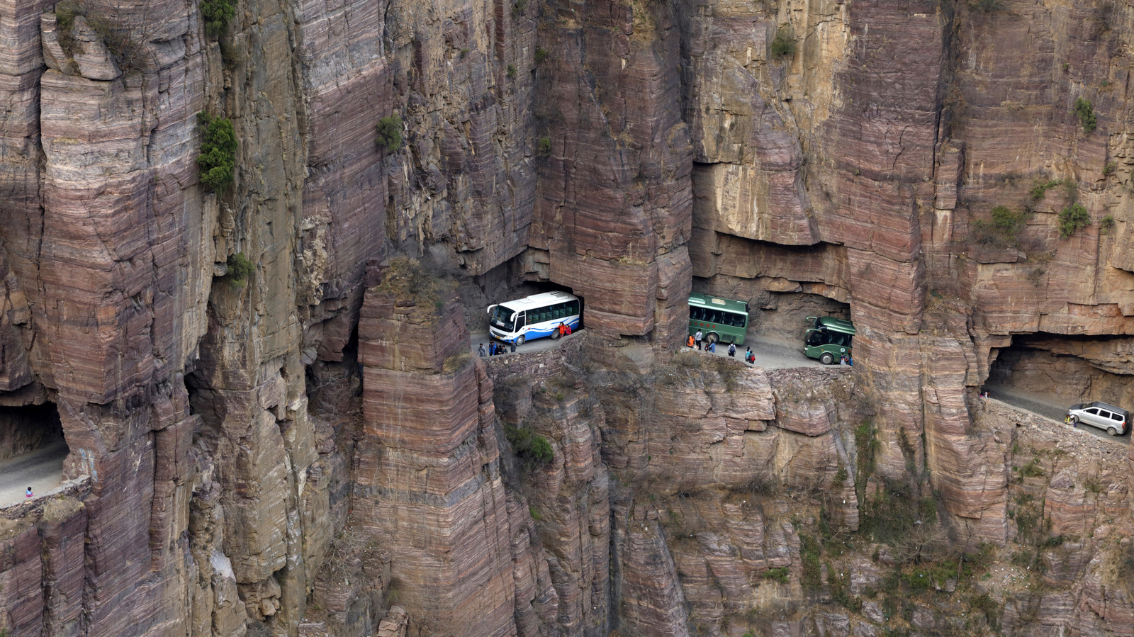 Эта опасная дорога в Китае заставит вас желать нормальной пробки