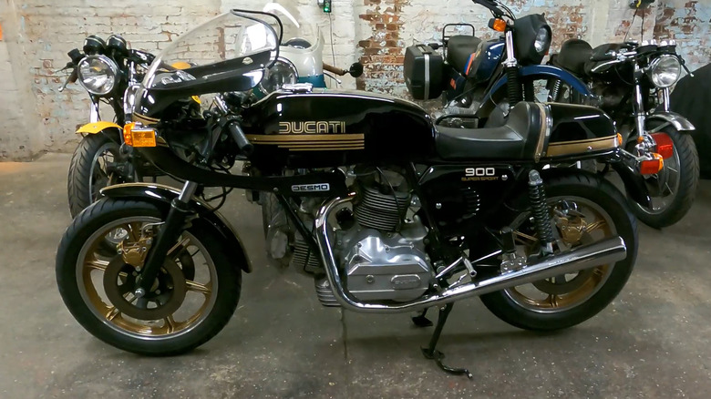 Ducati 900 SS в мастерской