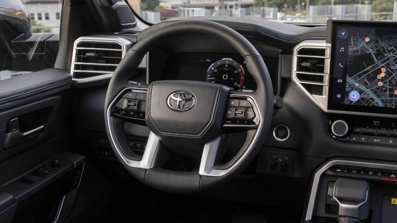 Интерьер Toyota Tundra 2026 года: крупным планом видно рулевое колесо.