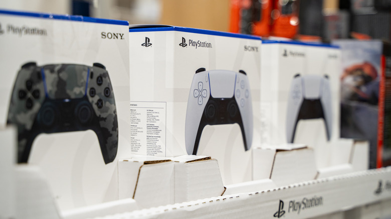 Контроллеры PlayStation 5 на полке магазина