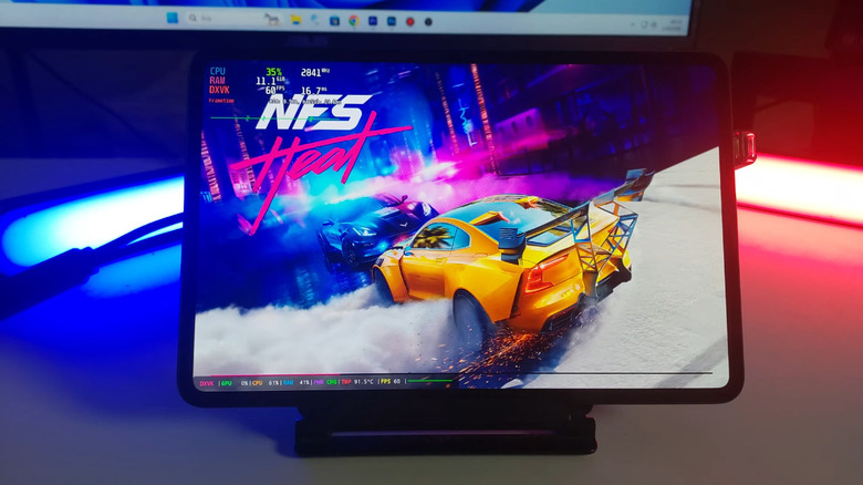 Планшет Android, играющий в компьютерную игру