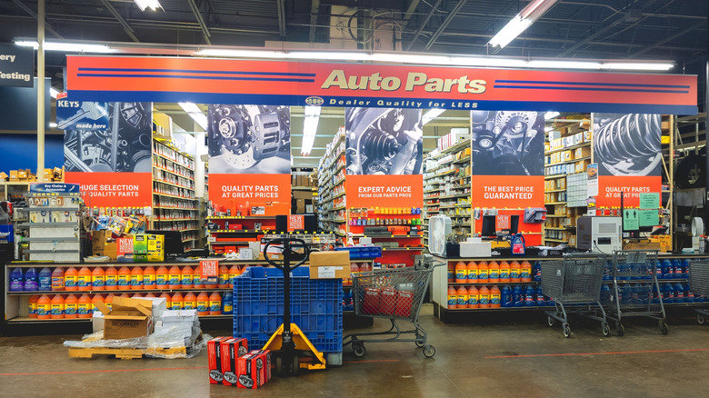 Крупный план прилавка автозапчастей Pep Boys.