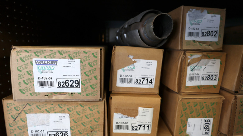 Несколько автозапчастей в коробках ждут отправки.