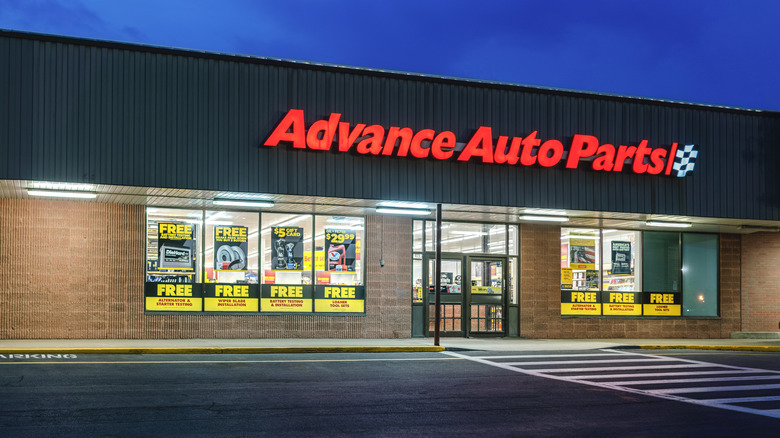 Витрина магазина автозапчастей Advance ночью.