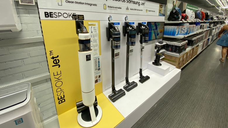 Дисплей, демонстрирующий белый Jet Stick Samsung Bespoke.