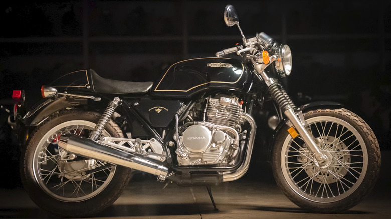 Honda GB500 Tourist Trophy 1990 года выпуска припаркована в музее.