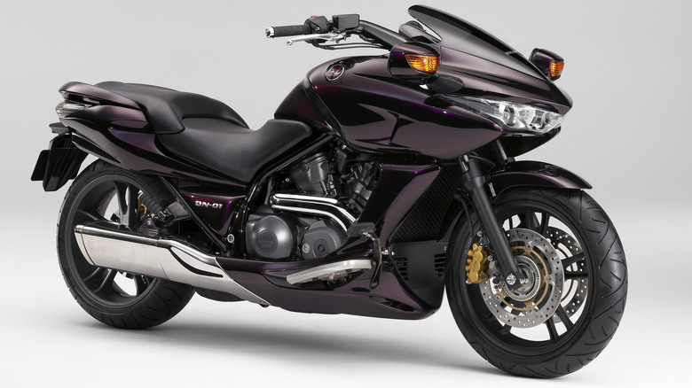 Мотоцикл Honda DN-01 бордового цвета.