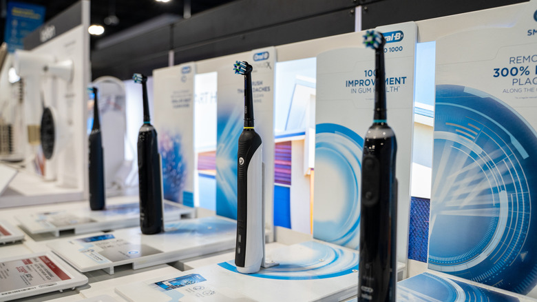 Выставка электрических зубных щеток Oral-B в магазине.
