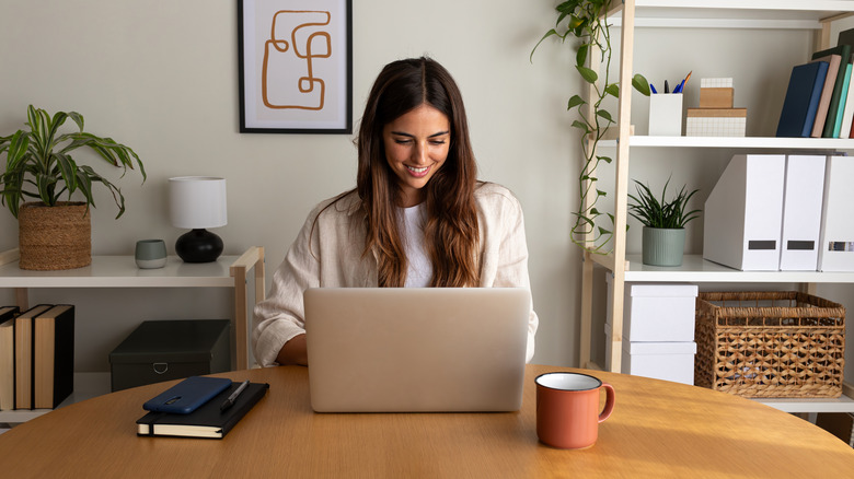 Женщина работает на ноутбуке