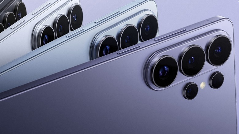 Несколько Samsung Galaxy 26 Ultras отображаются на градиентном фоне