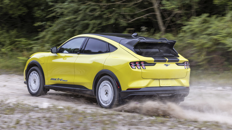 Желтый Ford Mustang Mach-E Rally на грунтовой дороге