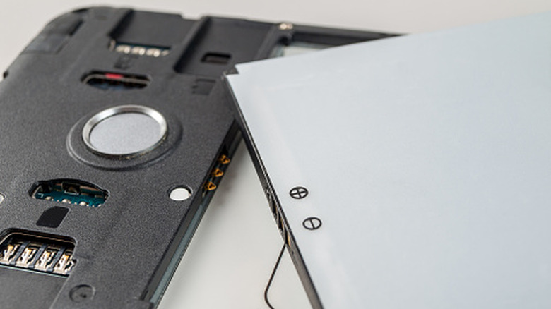 Замена аккумулятора смартфона