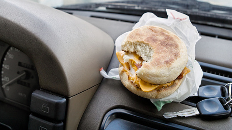 Недоеденный бутерброд в машине