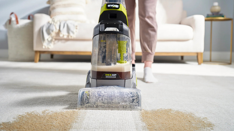 Вид спереди на устройство для чистки ковров Ryobi в действии
