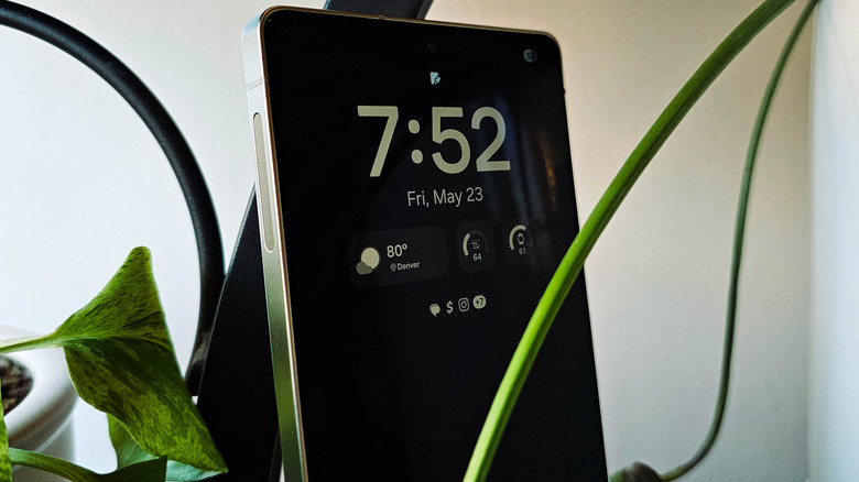 Samsung Galaxy S25 Ultra позировал с растениями