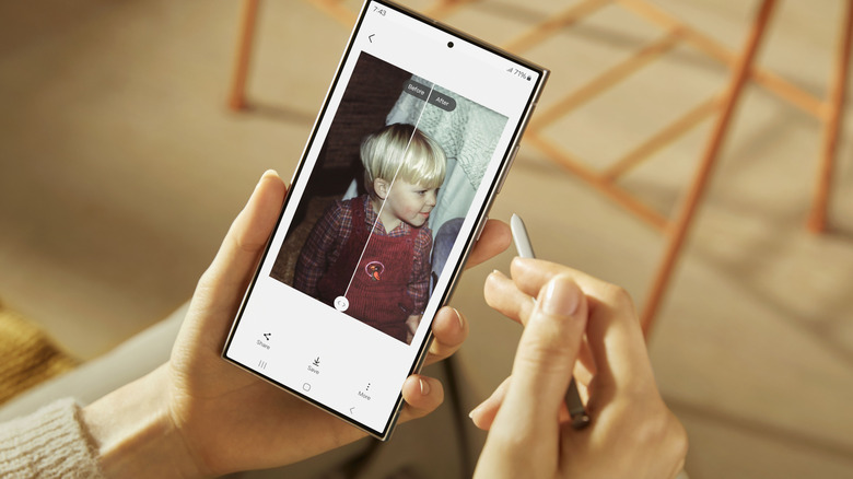 Человек, редактирующий фотографию с помощью S Pen на Samsung Galaxy S24 Ultra