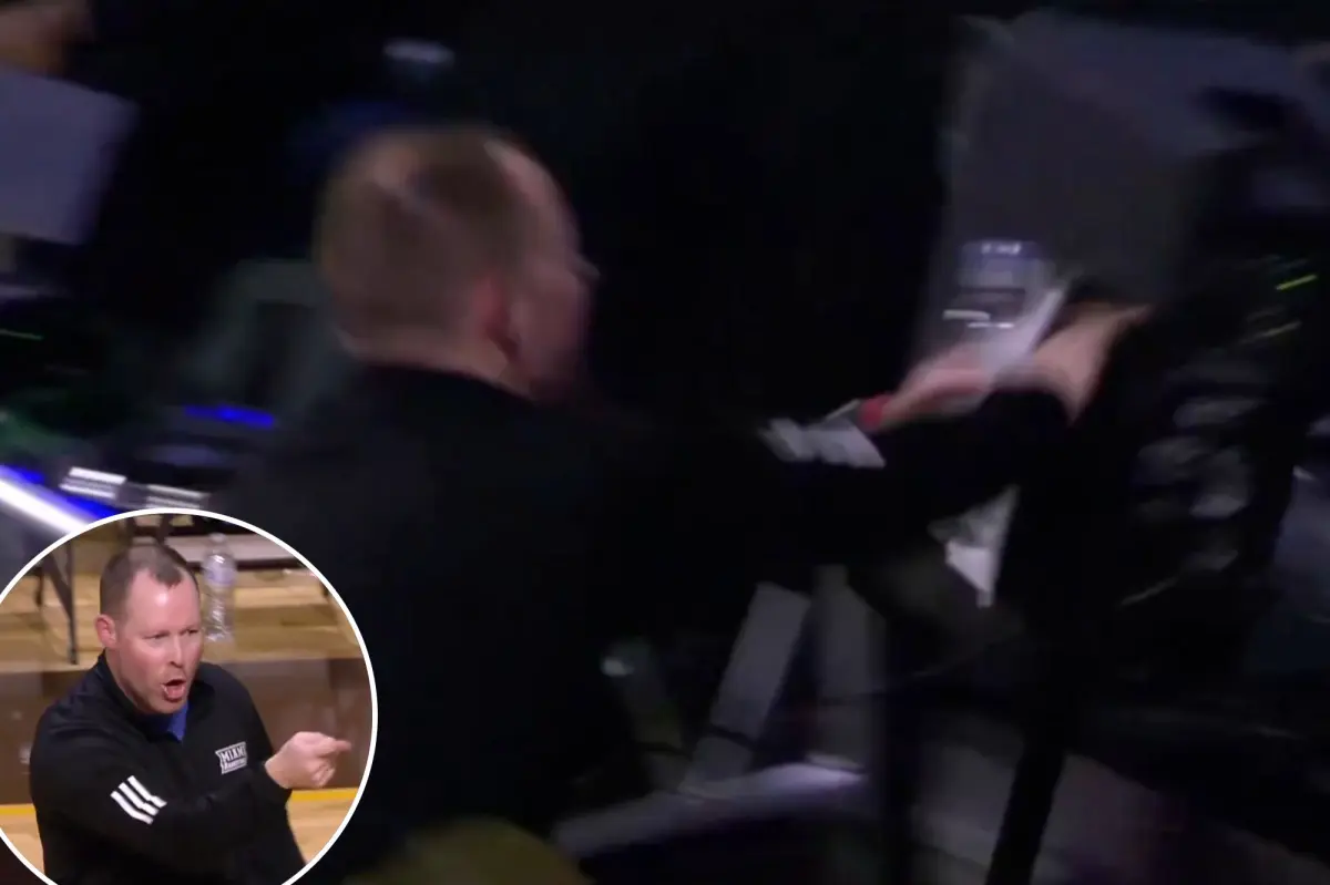 Тренер Майами (Огайо) Трэвис Стил в дикой истерике швырнул спикера на землю, прежде чем спасти идеальный сезон