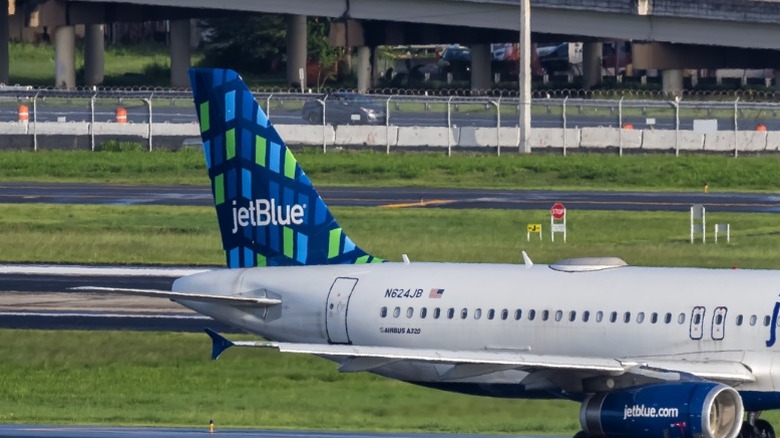 два самолета семейства JetBlue Airbus A320 на взлетной полосе