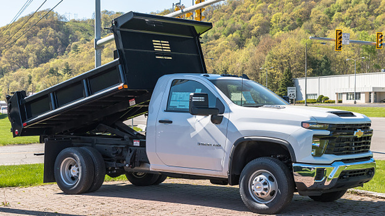 Шасси-самосвал Chevrolet Silverado 3500 HD, вид спереди в 3/4