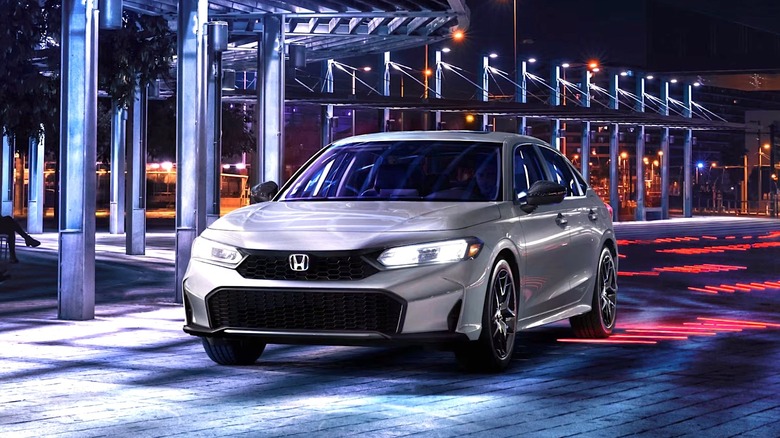 Honda Civic 2026 года проезжает по освещенной парковке