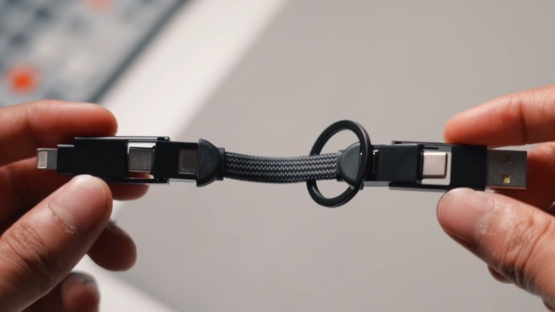 Руки держат кабель Rolling Square InCharge X 6-в-1