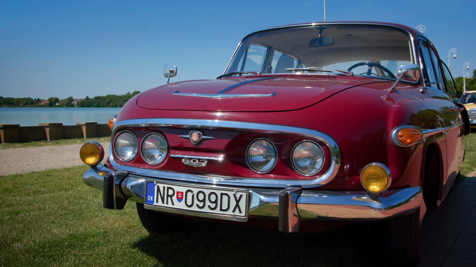 5 самых странных мест, где автопроизводители хранят запасное колесо