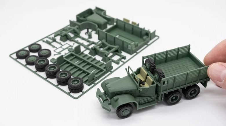 Карточка армейского грузовика на белом фоне