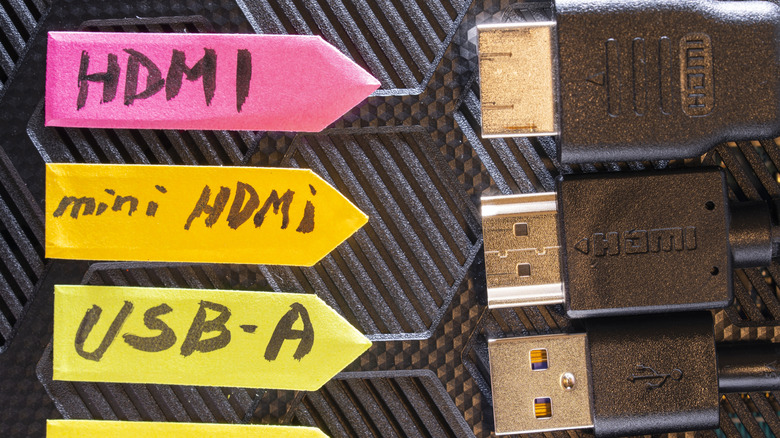 Стандартный кабель HDMI, mini HDMI и USB-A вместе.