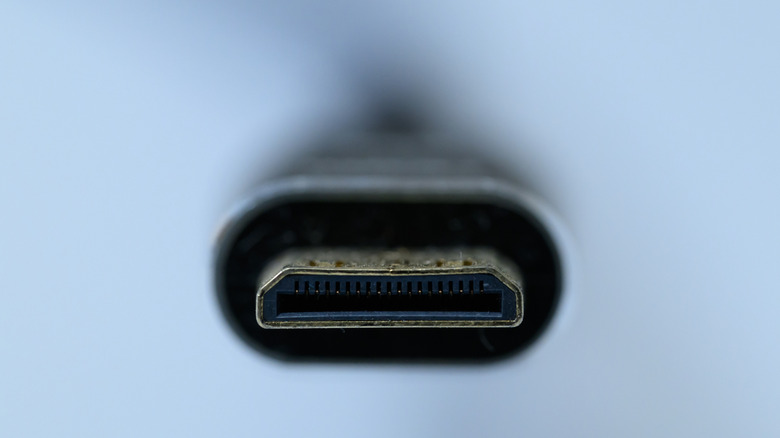 Кабель микро-HDMI.