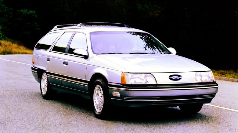 1987 Ford Taurus Station Wagon на дороге