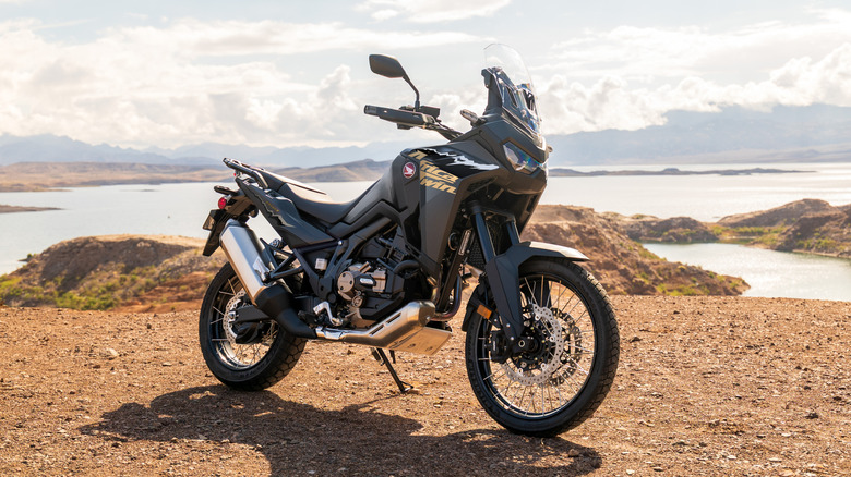 Honda Africa Twin отдыхает на подставке возле озера